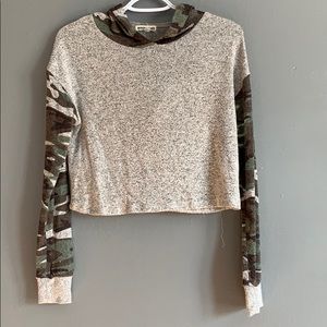 Light weight, cropped hoodie